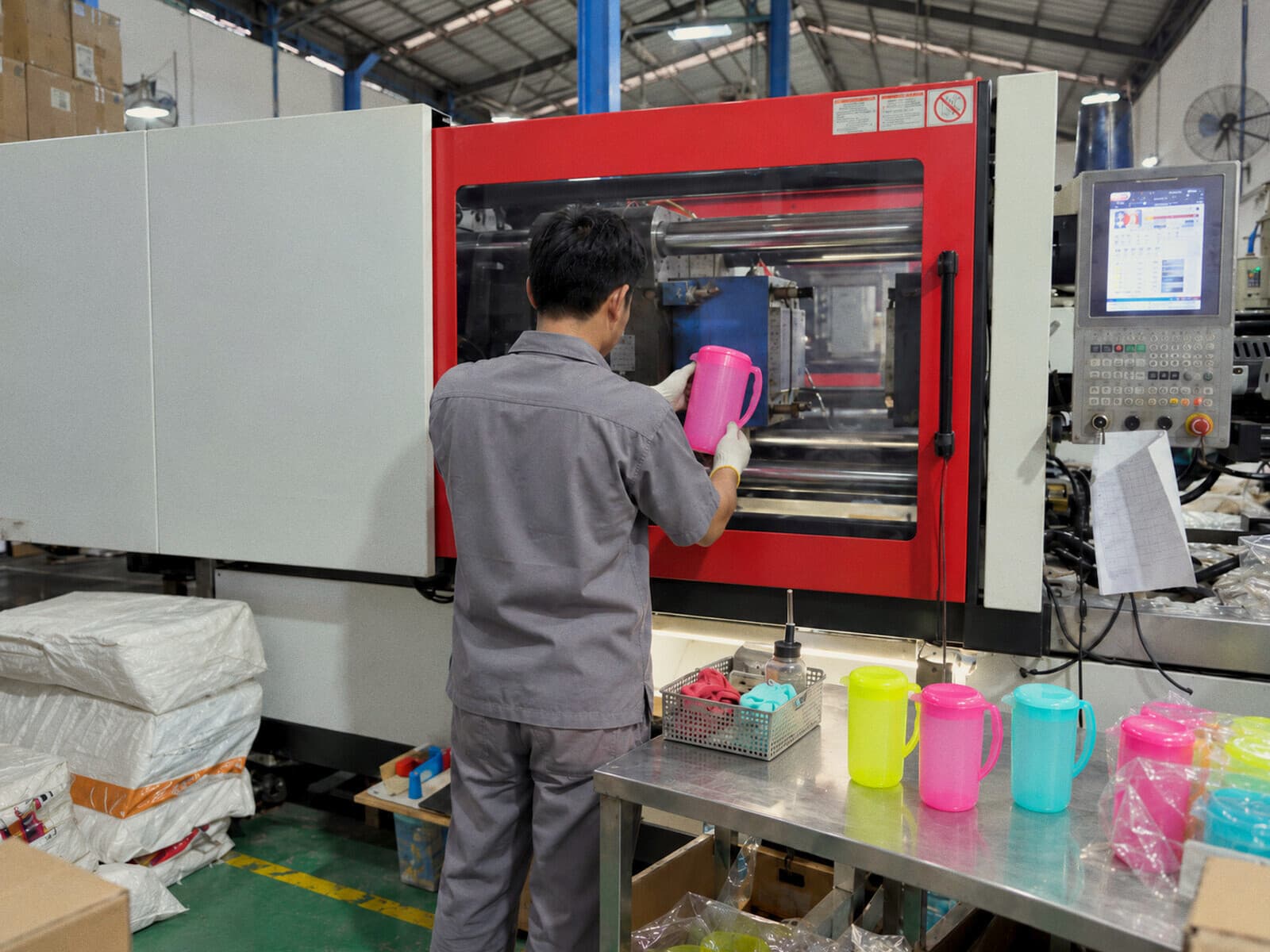 Mesin injection moulding di lantai produksi