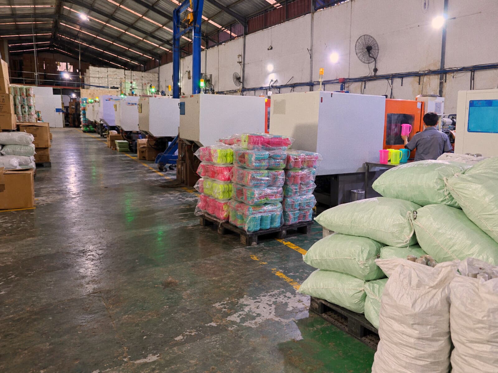 Ruang produksi — mesin berjajar